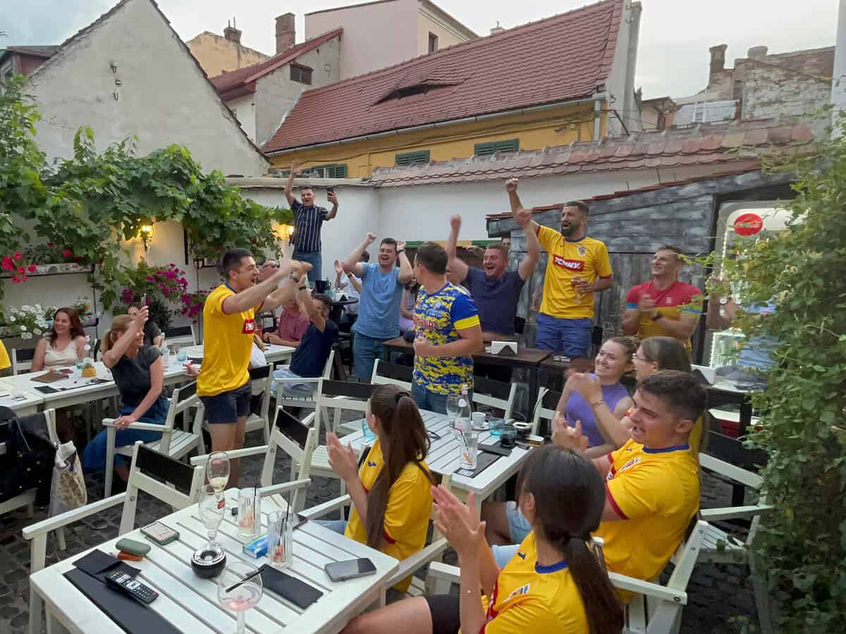 Cum au trăit sibienii ultimul meci din faza grupelor la EURO 2024: „Mai buni micii decât waffles!” (foto video)