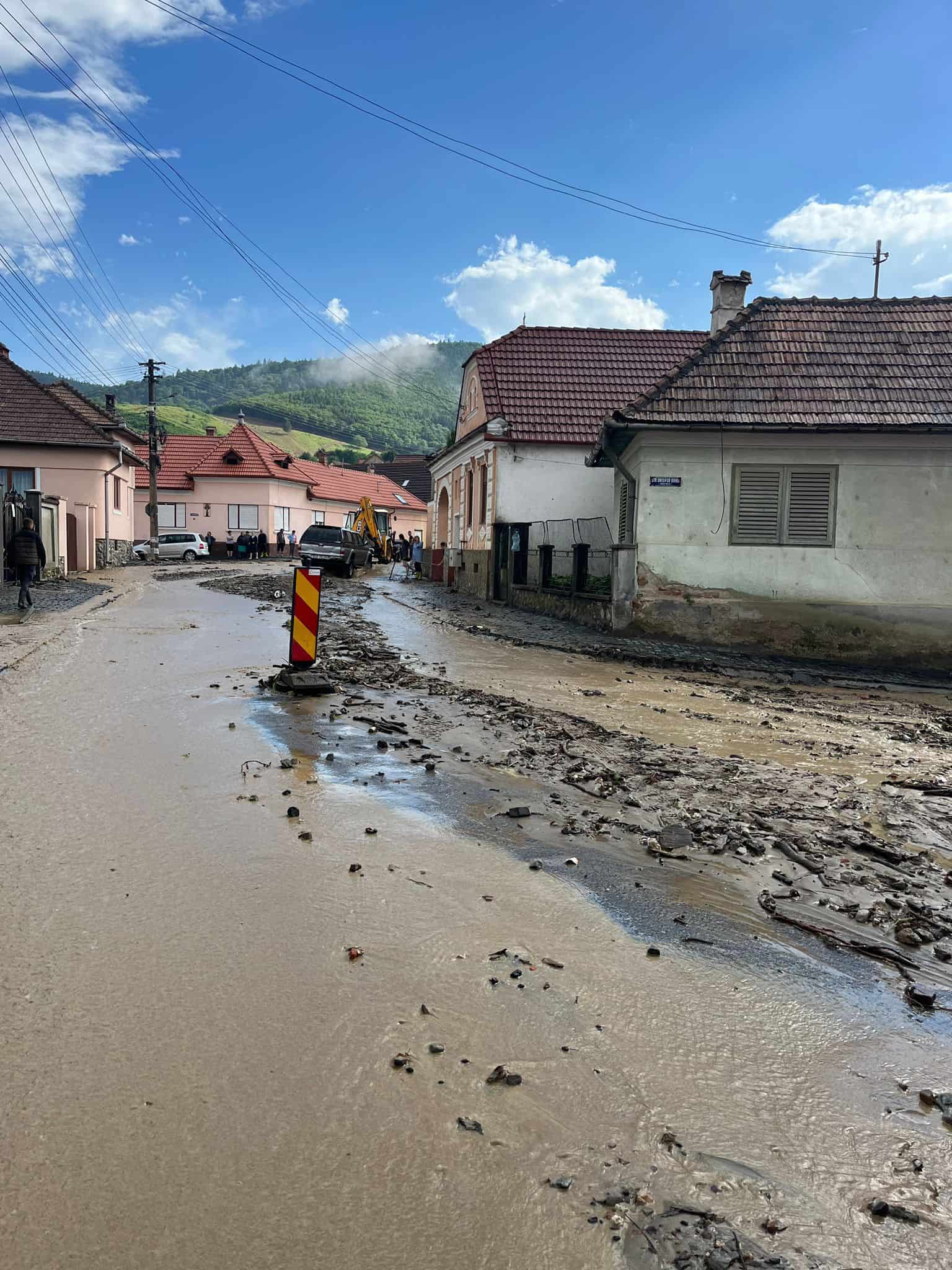 dezastru la mag și săliște din cauza furtunii, iar un copac a fost trăsnit de fulger în sibiu (foto)