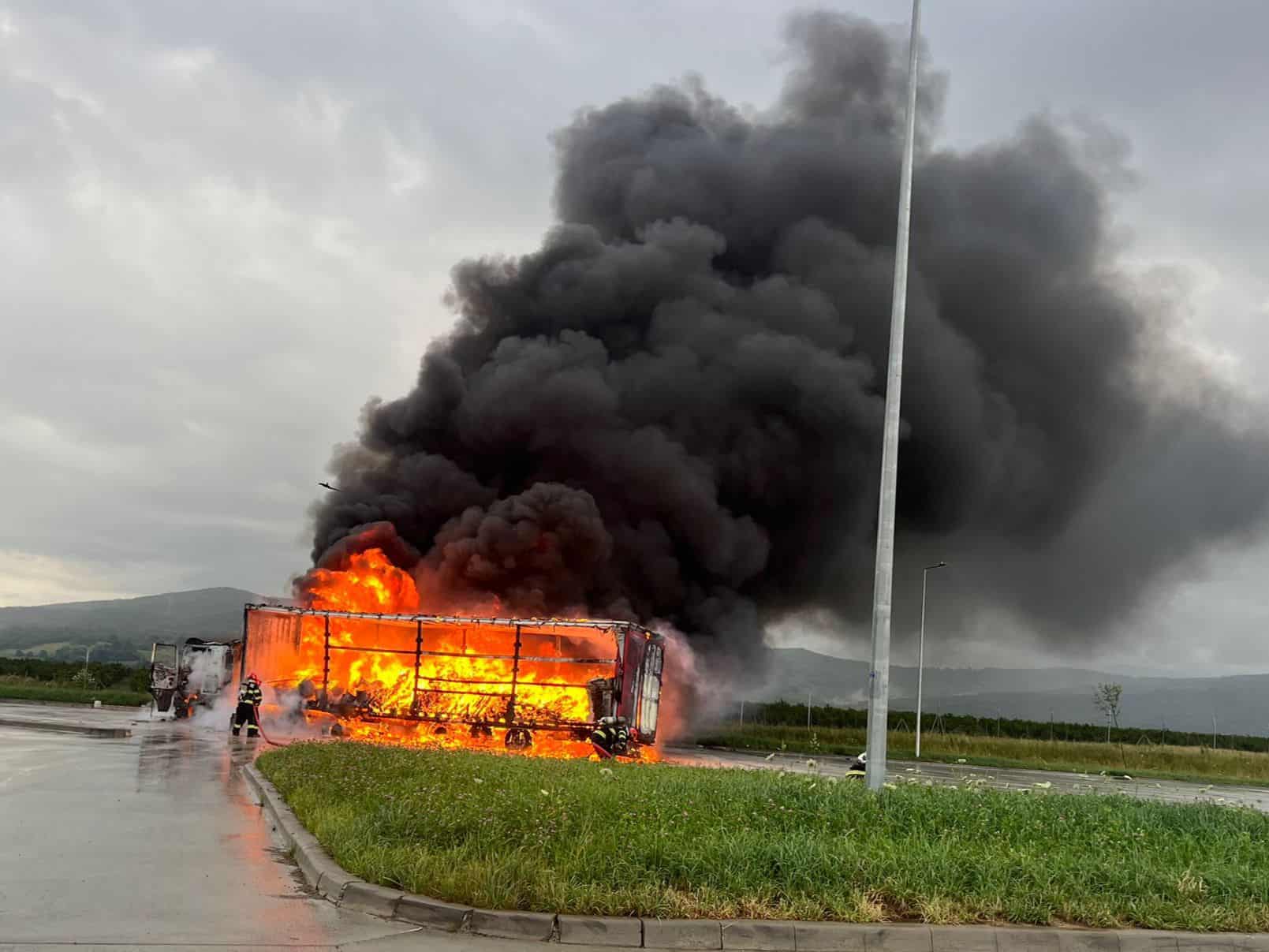 un tir care transporta aspiratoare a luat foc într-o parcare la ieșire din boița (foto)