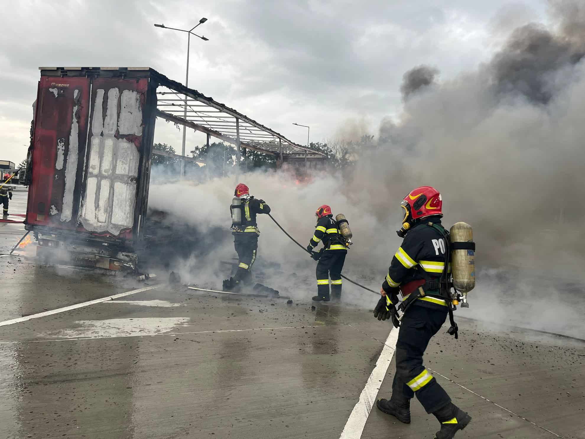 un tir care transporta aspiratoare a luat foc într-o parcare la ieșire din boița (foto)