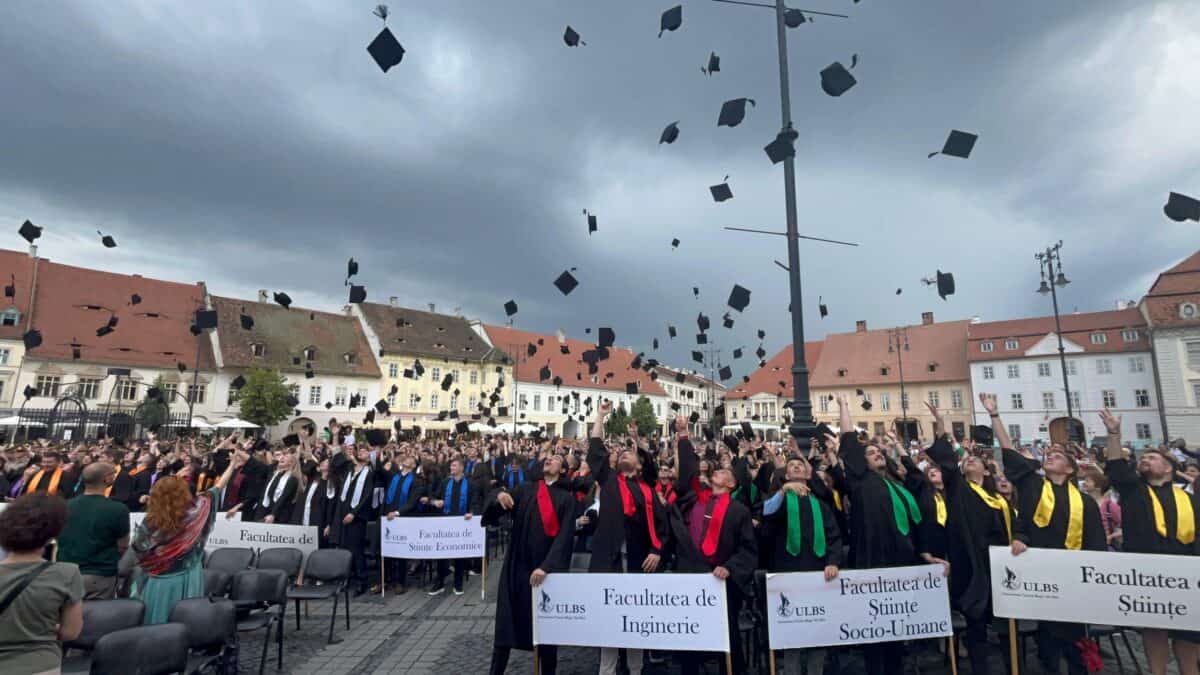 festivitate de absolvire în ploaie pentru promoția 2024 de studenți ai sibiului, însă nimeni nu a abdicat (video foto)