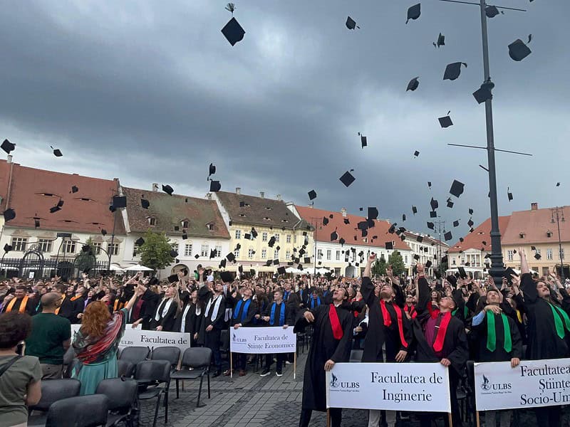 festivitate de absolvire în ploaie pentru promoția 2024 de studenți ai sibiului, însă nimeni nu a abdicat (video foto)