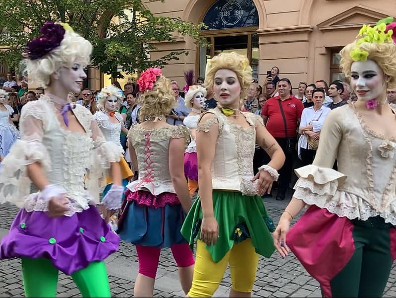 senzaționala paradă a studenților de la artă teatrală în centrul sibiului (reportaj video)