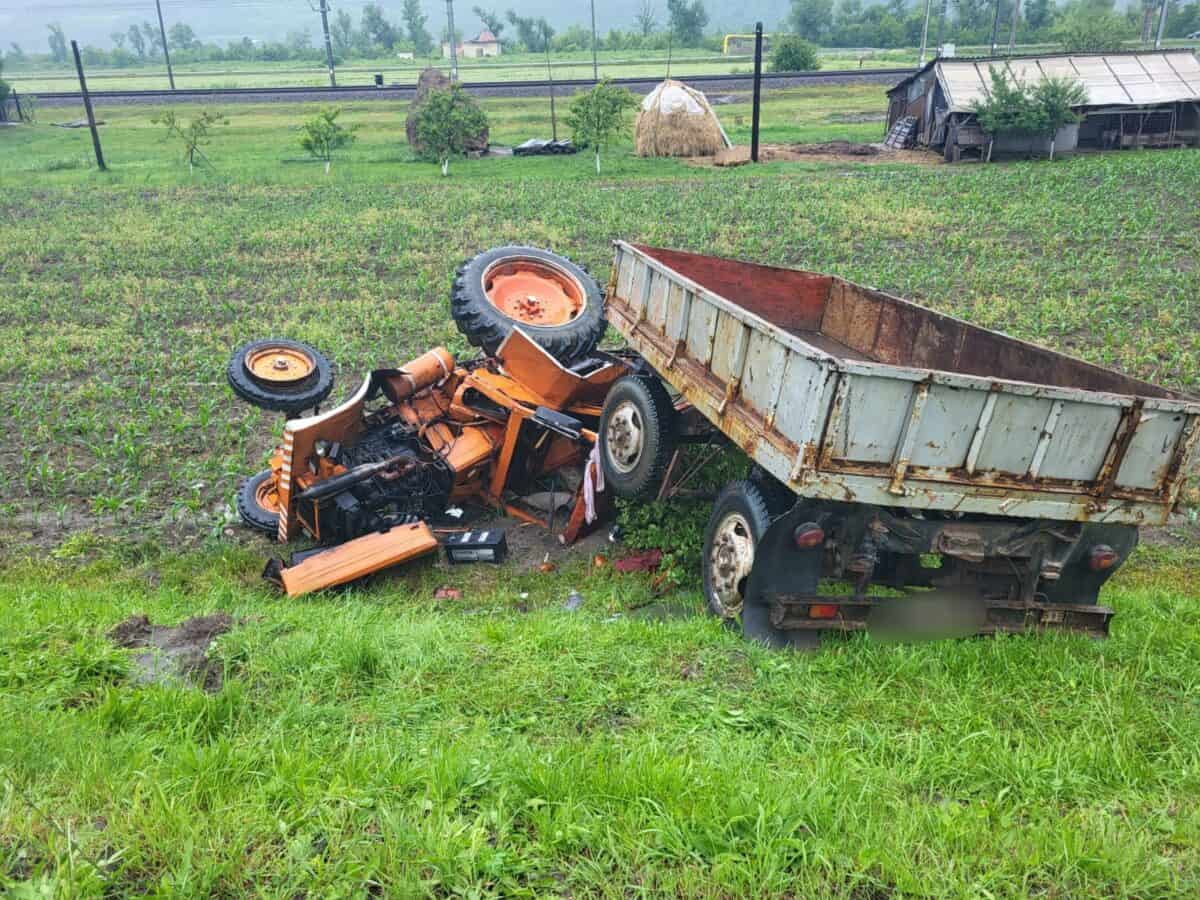 șofer rupt de beat răsturnat cu tractorul în șanț la dumbrăveni după ce a explodat un pneu
