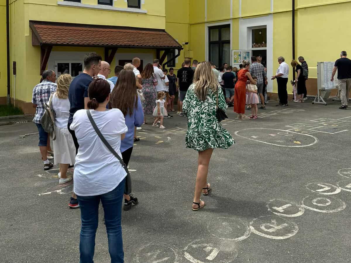 sibienii care locuiesc în cartierul arhitecților au ieșit masiv la vot. cozi la secțiile din cisnădie (foto)