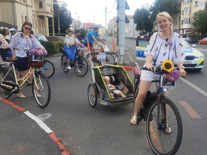 zeci de sibieni printre care și nevăzători au pedalat îmbrăcați în ie la „biciclete cochete” (foto, video)
