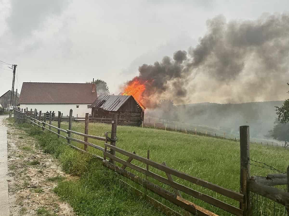 șură cu 5.000 de tone de fân incendiată din cauza unui fulger la jina (foto)