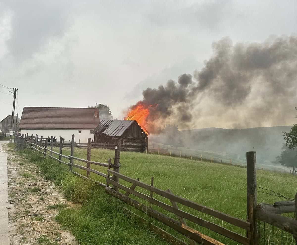 Șură cu 5 tone de fân incendiată din cauza unui fulger la Jina (foto)