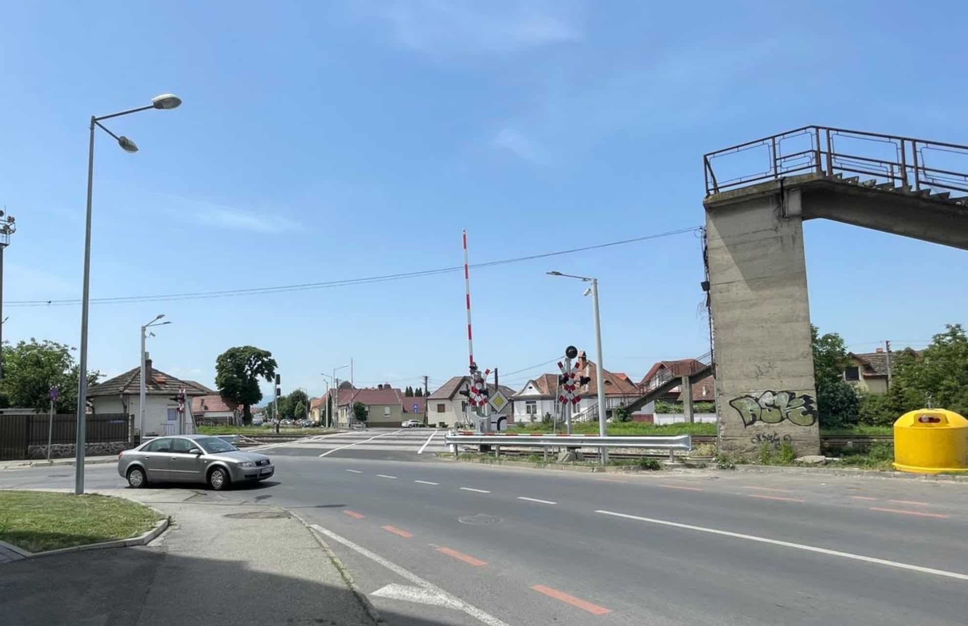 șoferii circulă din nou pe trecerea peste calea ferată de pe calea turnișorului după ce a fost modernizată (video foto) 