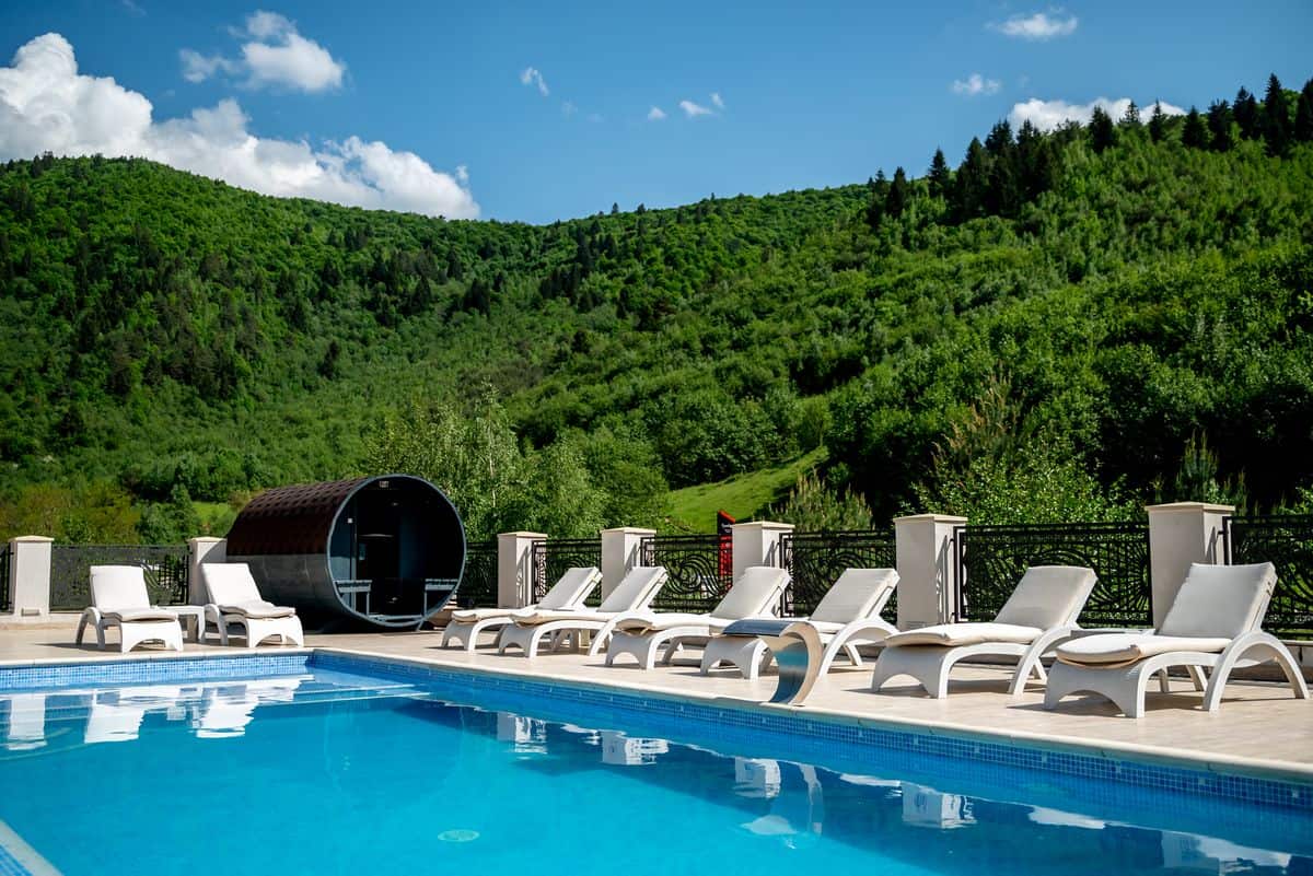 escapadă de vară în transilvania. relaxare la piscina încălzită de la carpentiere arena din sibiu