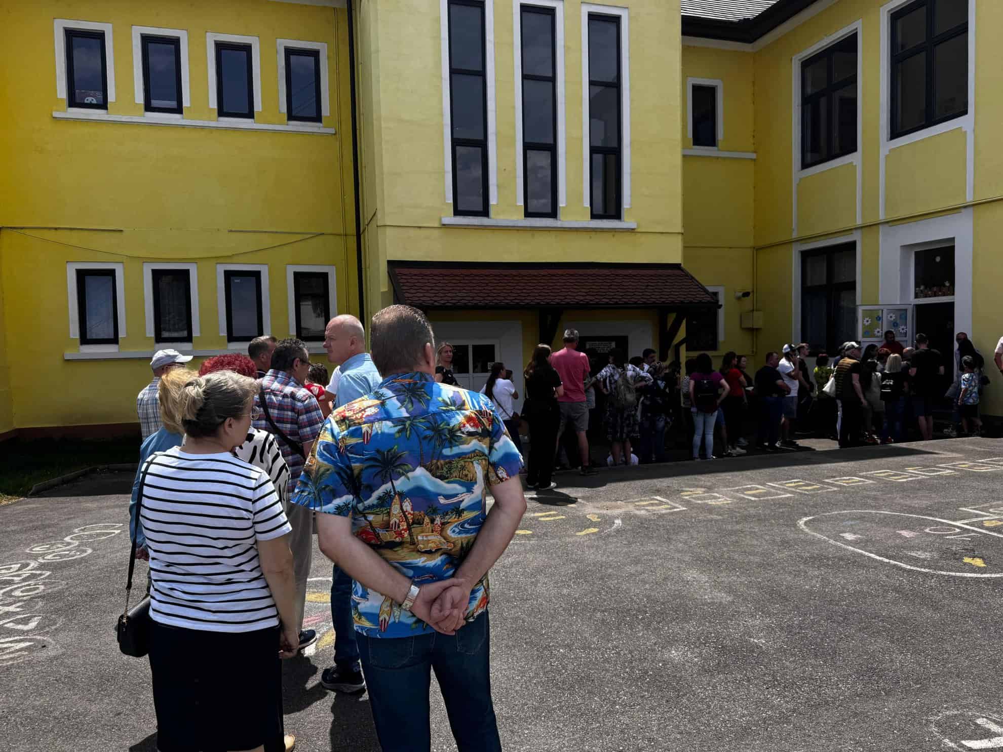 sibienii care locuiesc în cartierul arhitecților au ieșit masiv la vot. cozi la secțiile din cisnădie (foto)