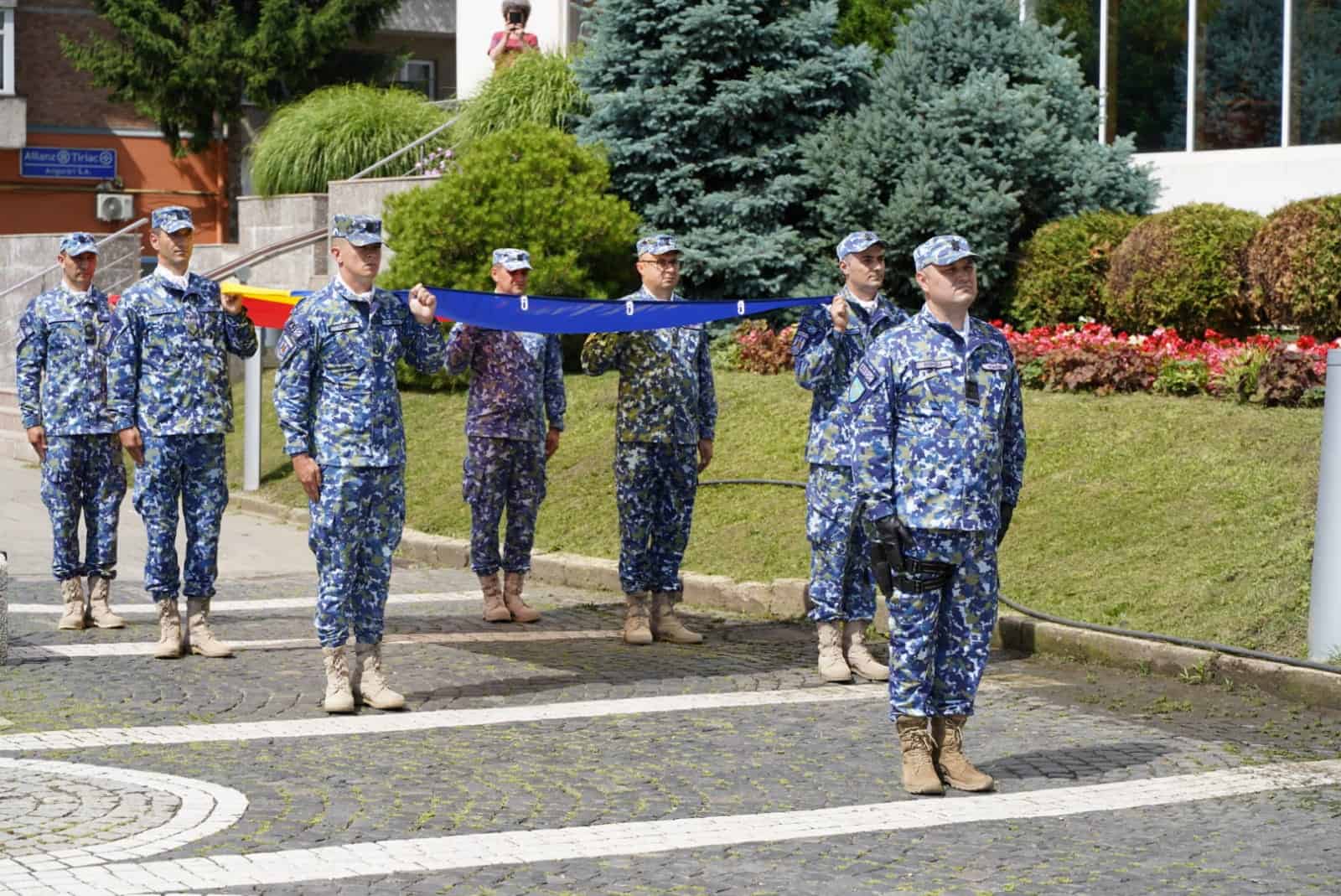 Drapelul Național al României arborat în fața primăriei din Mediaș (foto)