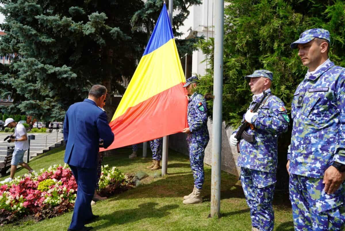 Drapelul Național al României arborat în fața primăriei din Mediaș (foto)