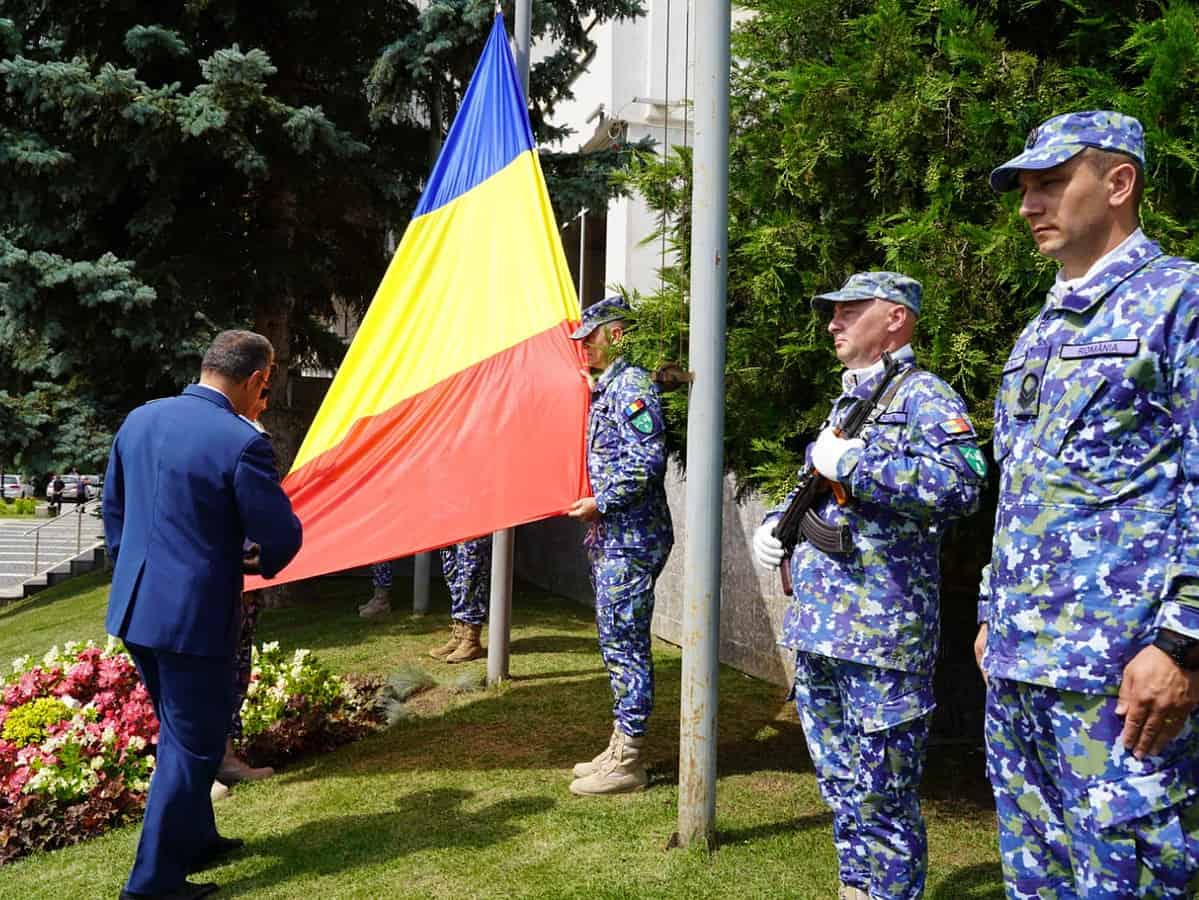 Drapelul Național al României arborat în fața primăriei din Mediaș (foto)