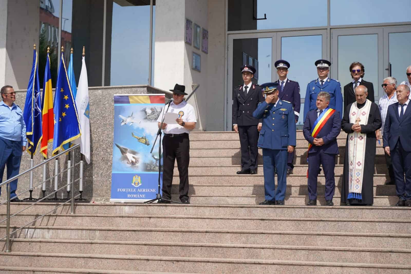 Drapelul Național al României arborat în fața primăriei din Mediaș (foto)