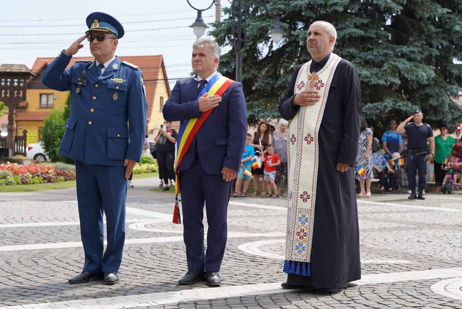 Drapelul Național al României arborat în fața primăriei din Mediaș (foto)