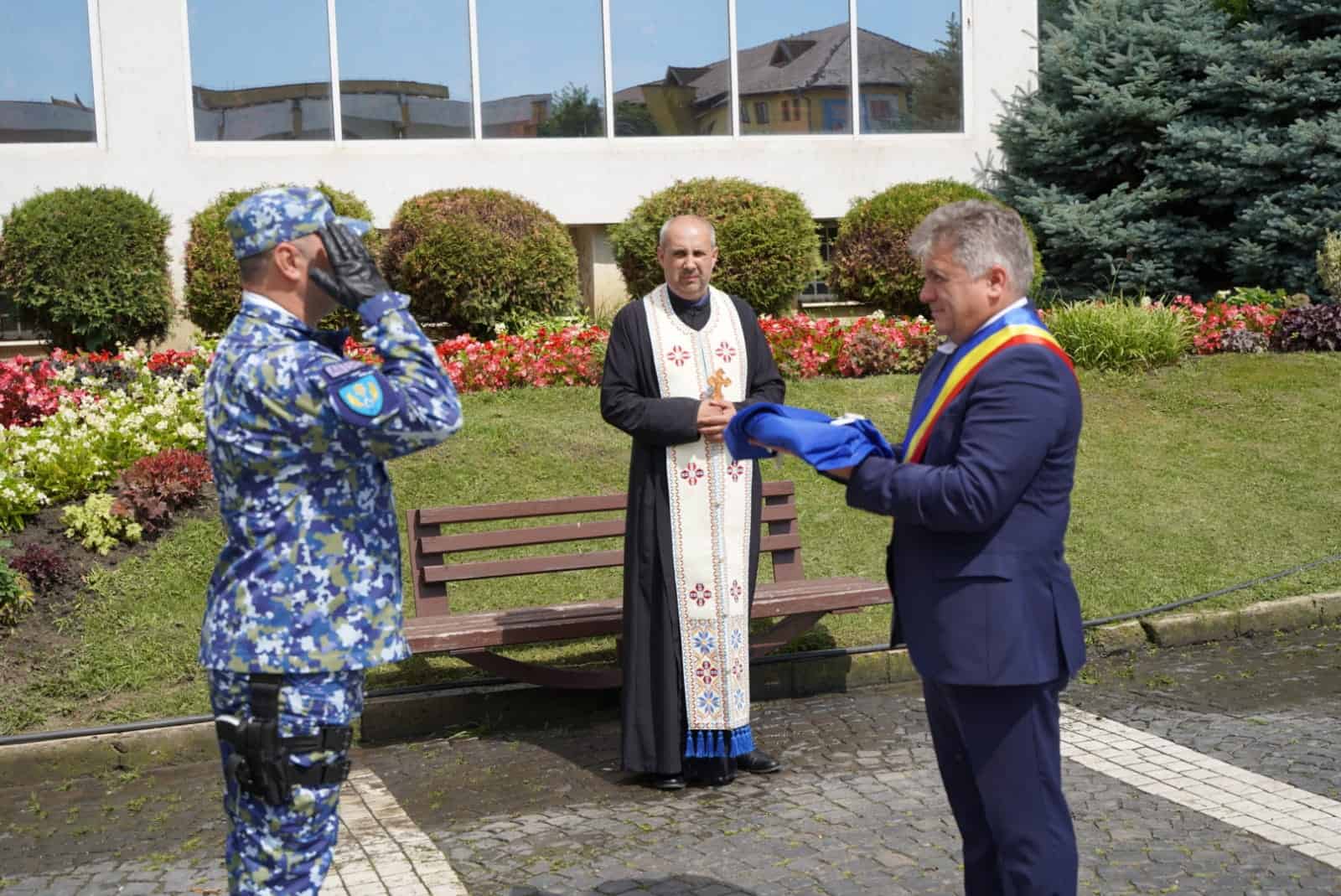 Drapelul Național al României arborat în fața primăriei din Mediaș (foto)