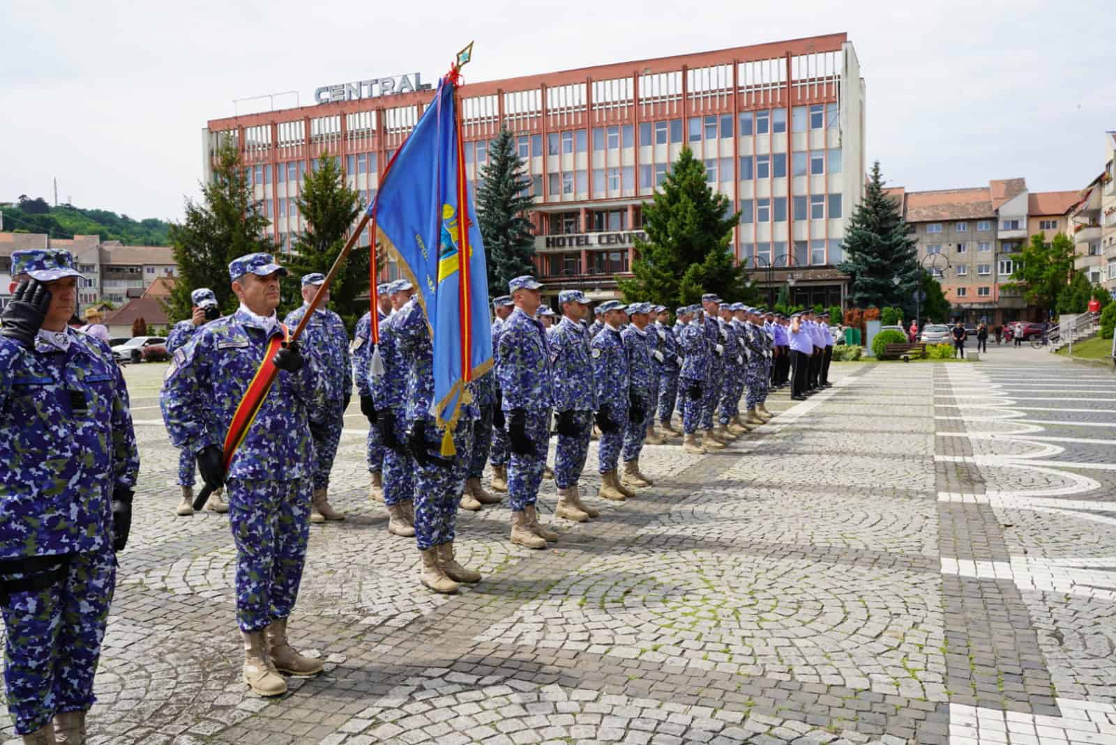 Drapelul Național al României arborat în fața primăriei din Mediaș (foto)