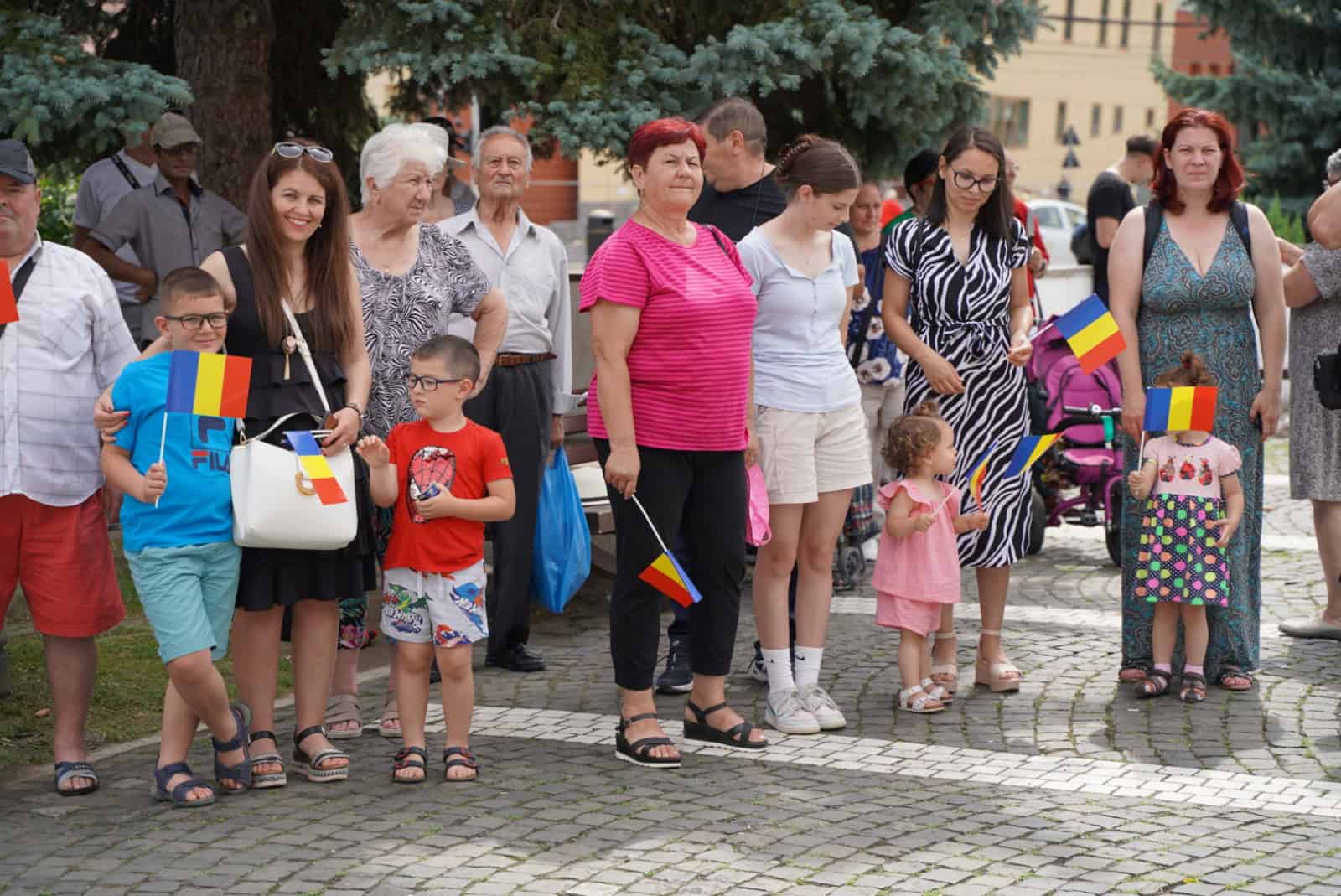 Drapelul Național al României arborat în fața primăriei din Mediaș (foto)