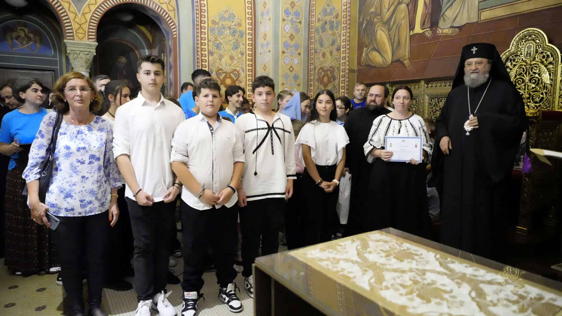 zeci de elevi sibieni premiați de mitropolia ardealului cu cărți și diplome pentru rezultate foarte bune la olimpiada de religie (foto)