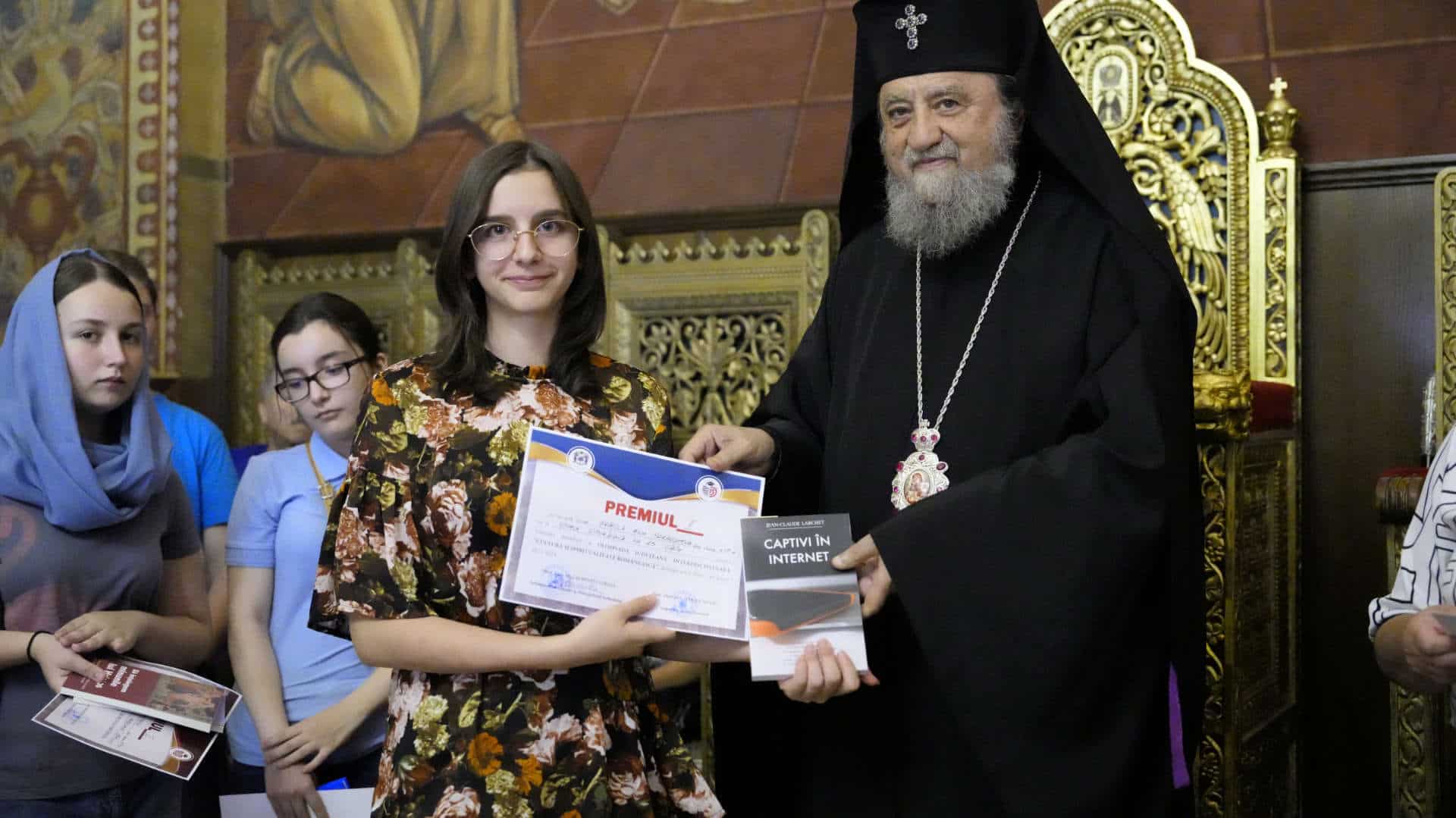 zeci de elevi sibieni premiați de mitropolia ardealului cu cărți și diplome pentru rezultate foarte bune la olimpiada de religie (foto)