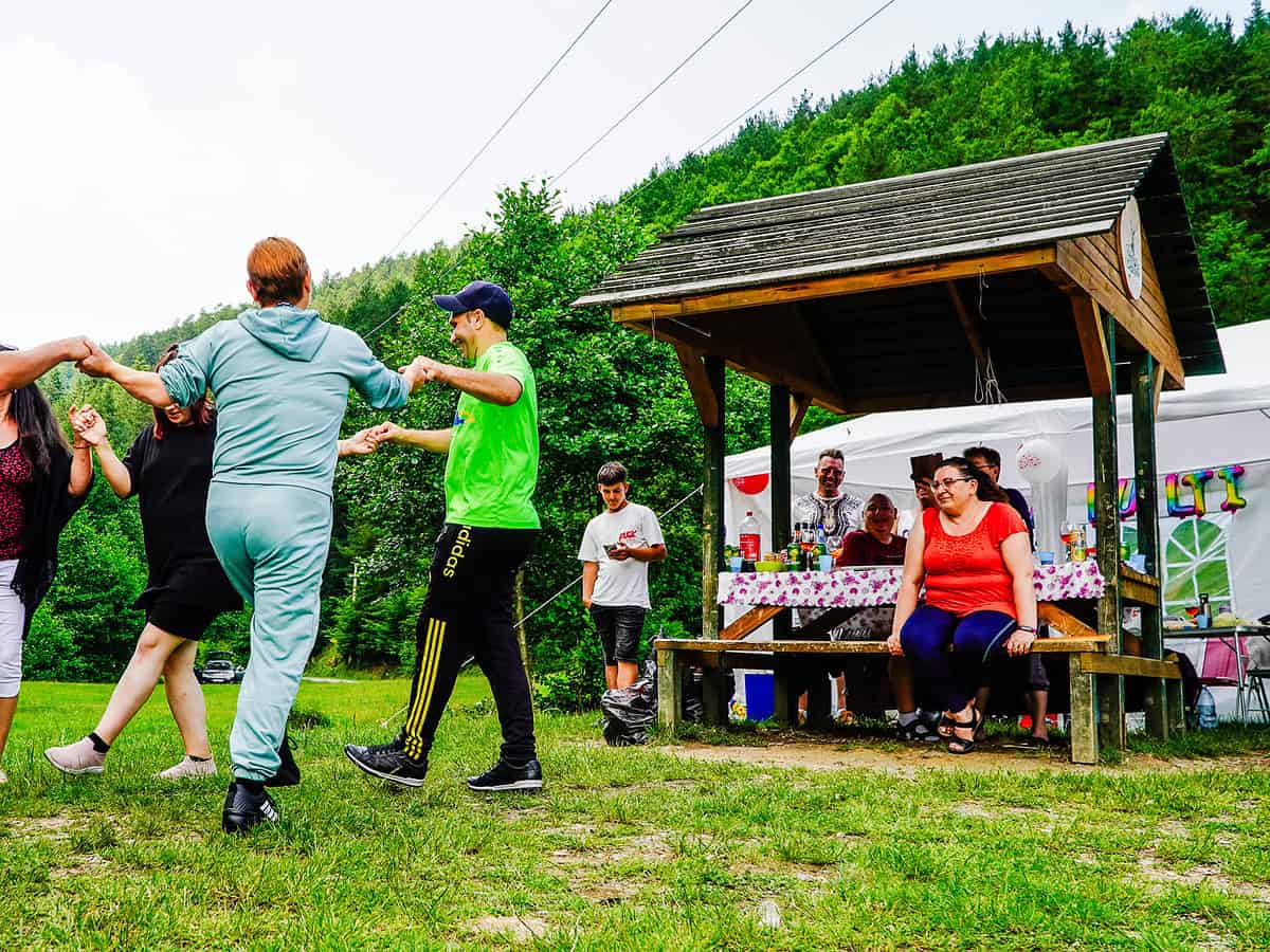 Horă, grătare încinse și aglomerație la Curmătura Strezii în ziua alegerilor. La votare ”poate diseară” (foto video)