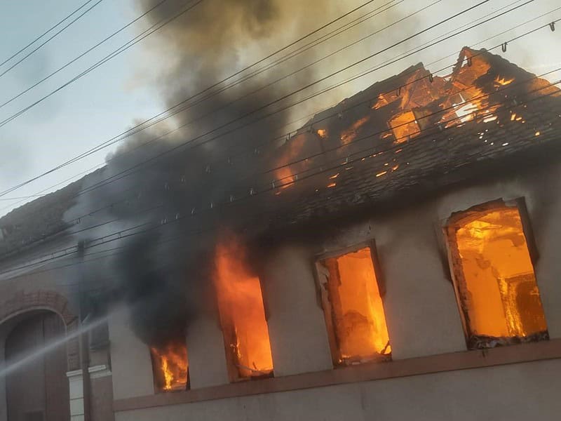 incendiu puternic într-o locuință din alțâna (foto)