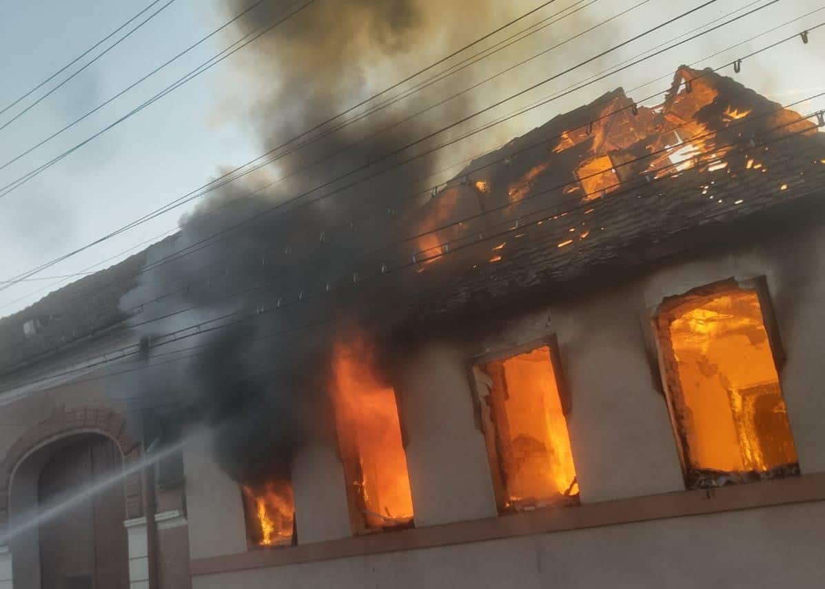 incendiu puternic într-o locuință din alțâna (foto)
