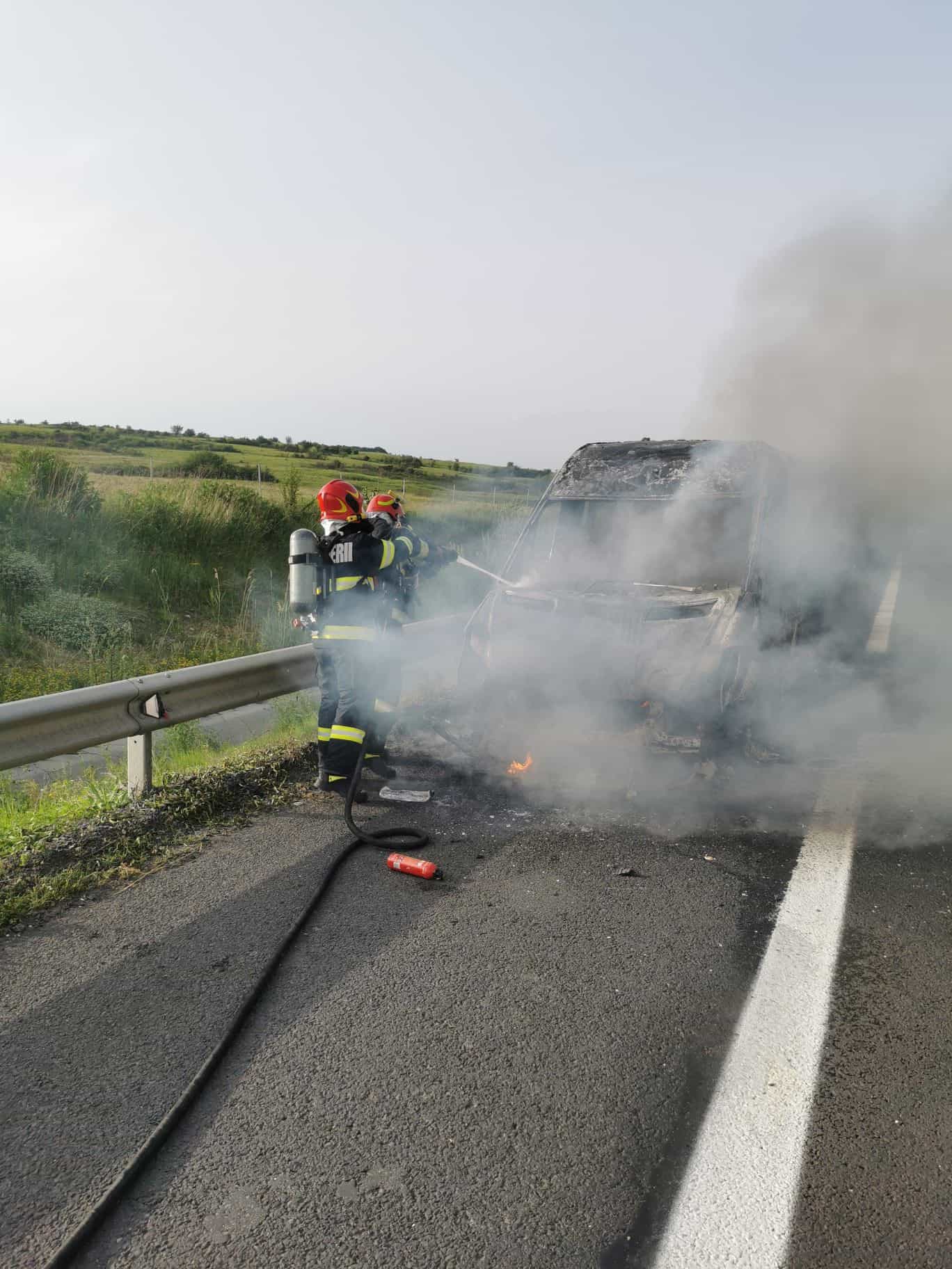 microbuz cuprins de flăcări pe autostrada a1 în zona localității săliște (foto)