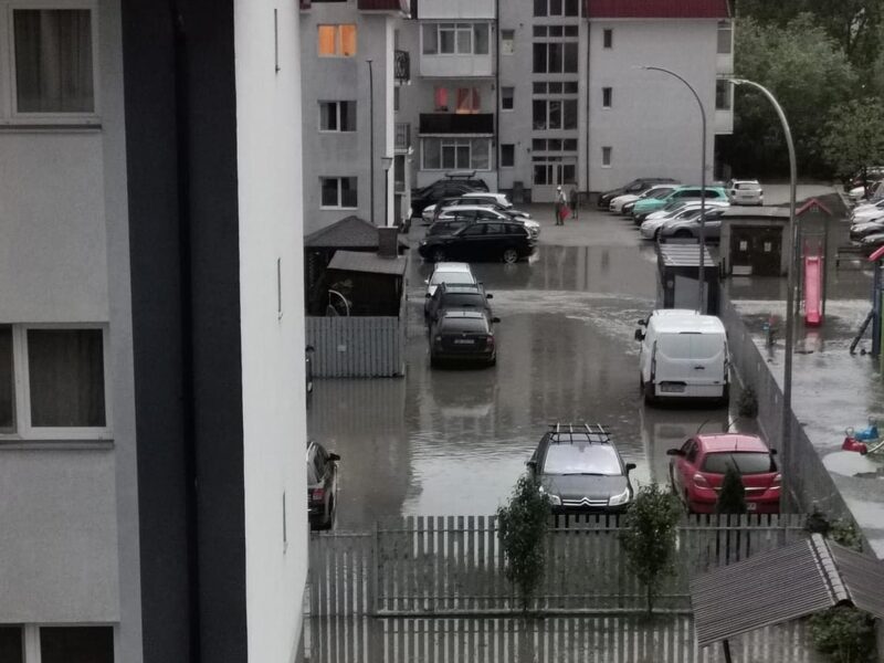 inundații în curți și pe mai multe străzi din sibiu (foto video)