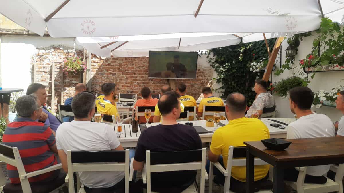 unde poți vedea meciul româniei cu belgia în sibiu. ecran mare la backyard și shot-uri din partea casei pentru fiecare șut și gol al tricolorilor