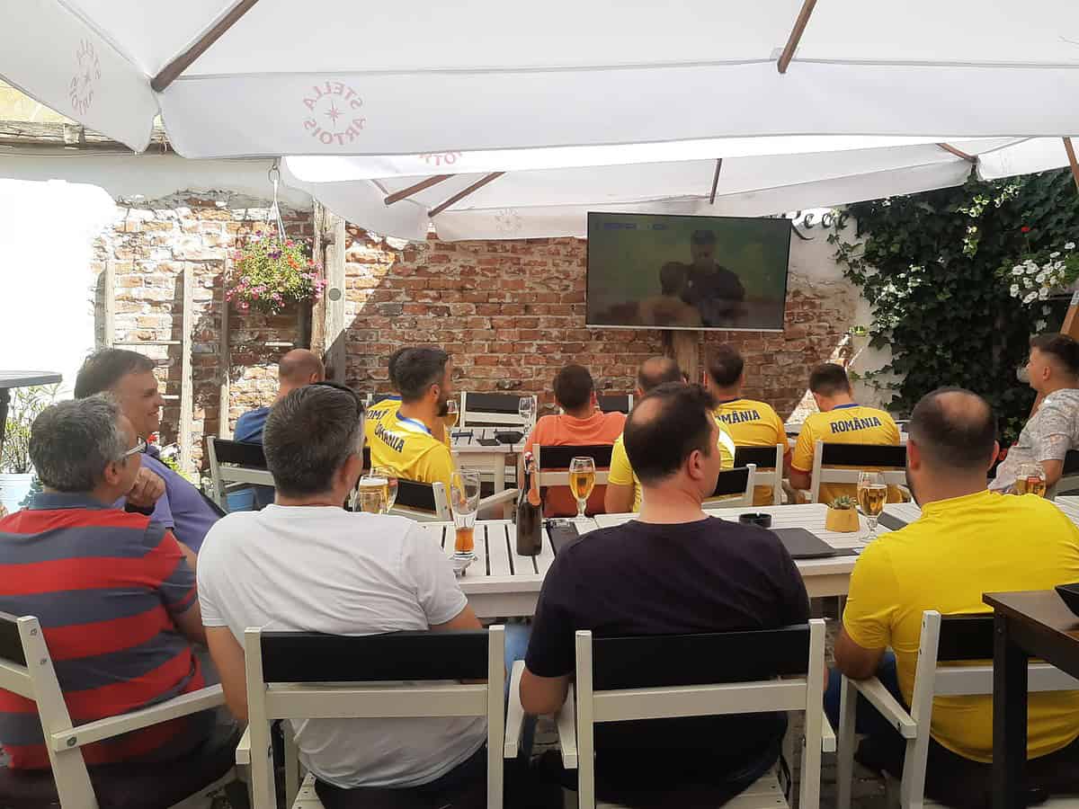 unde poți vedea meciul româniei cu belgia în sibiu. ecran mare la backyard și shot-uri din partea casei pentru fiecare șut și gol al tricolorilor