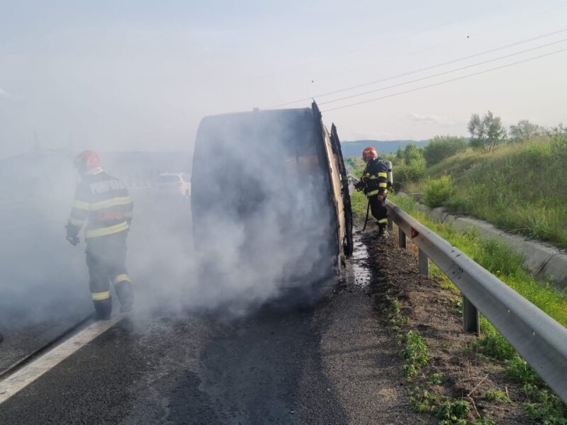 microbuz cuprins de flăcări pe autostrada a1 în zona localității săliște (foto)