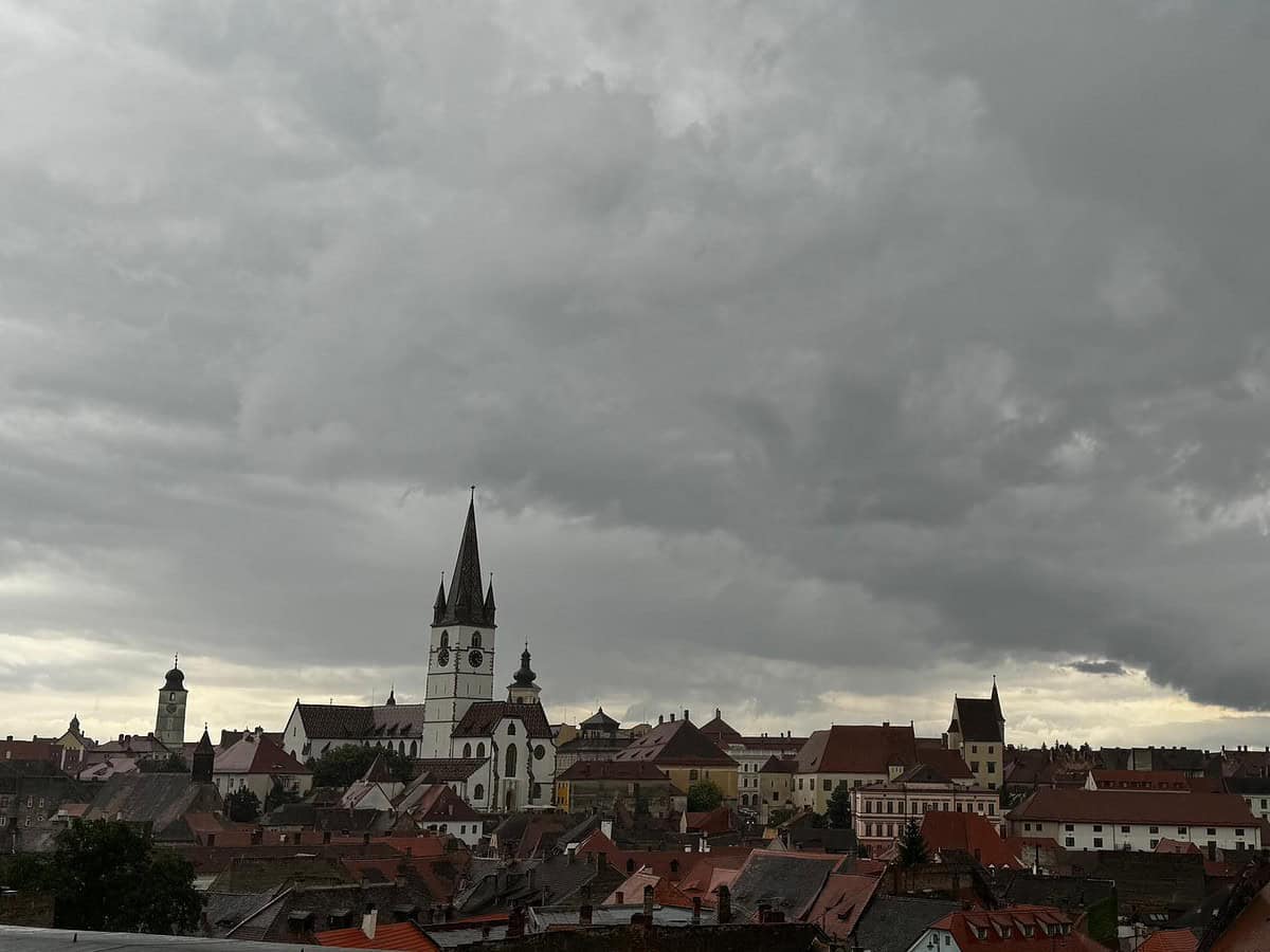 Canicula se încheie cu un cod galben de ploi și vijelii pentru județul Sibiu