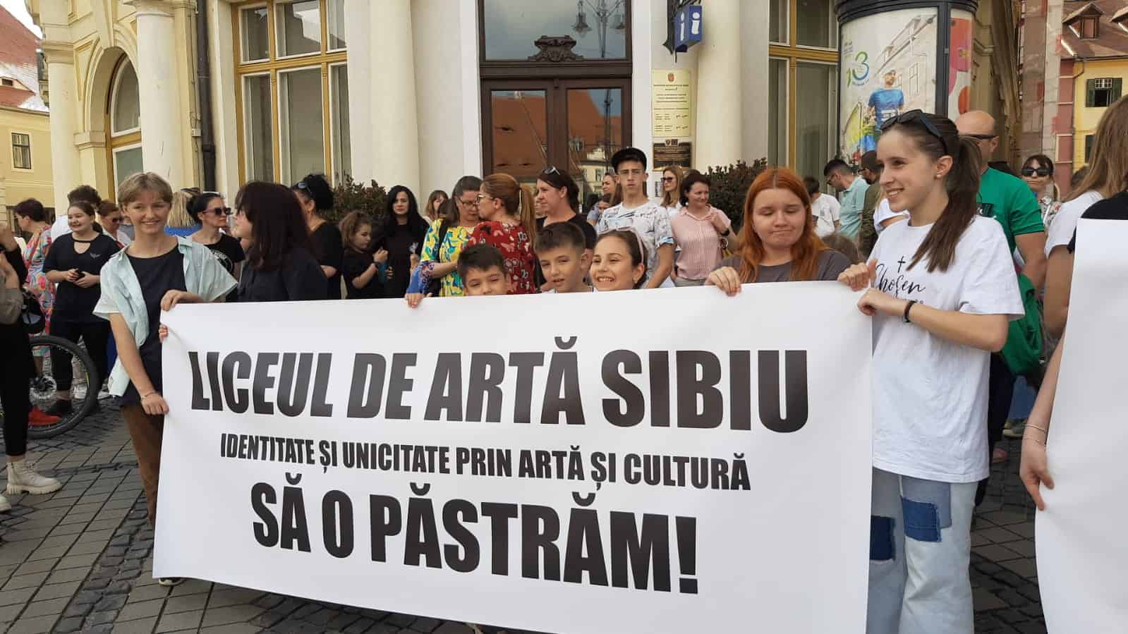 zeci de părinți și elevi de la liceul de artă din sibiu au protestat în piața mare împotriva fuziunii cu liceul „carol i”