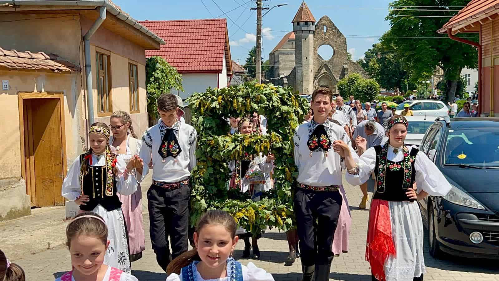 zeci de tineri în costume săseși au sărbătorit „kronenfest” la cârța (foto)
