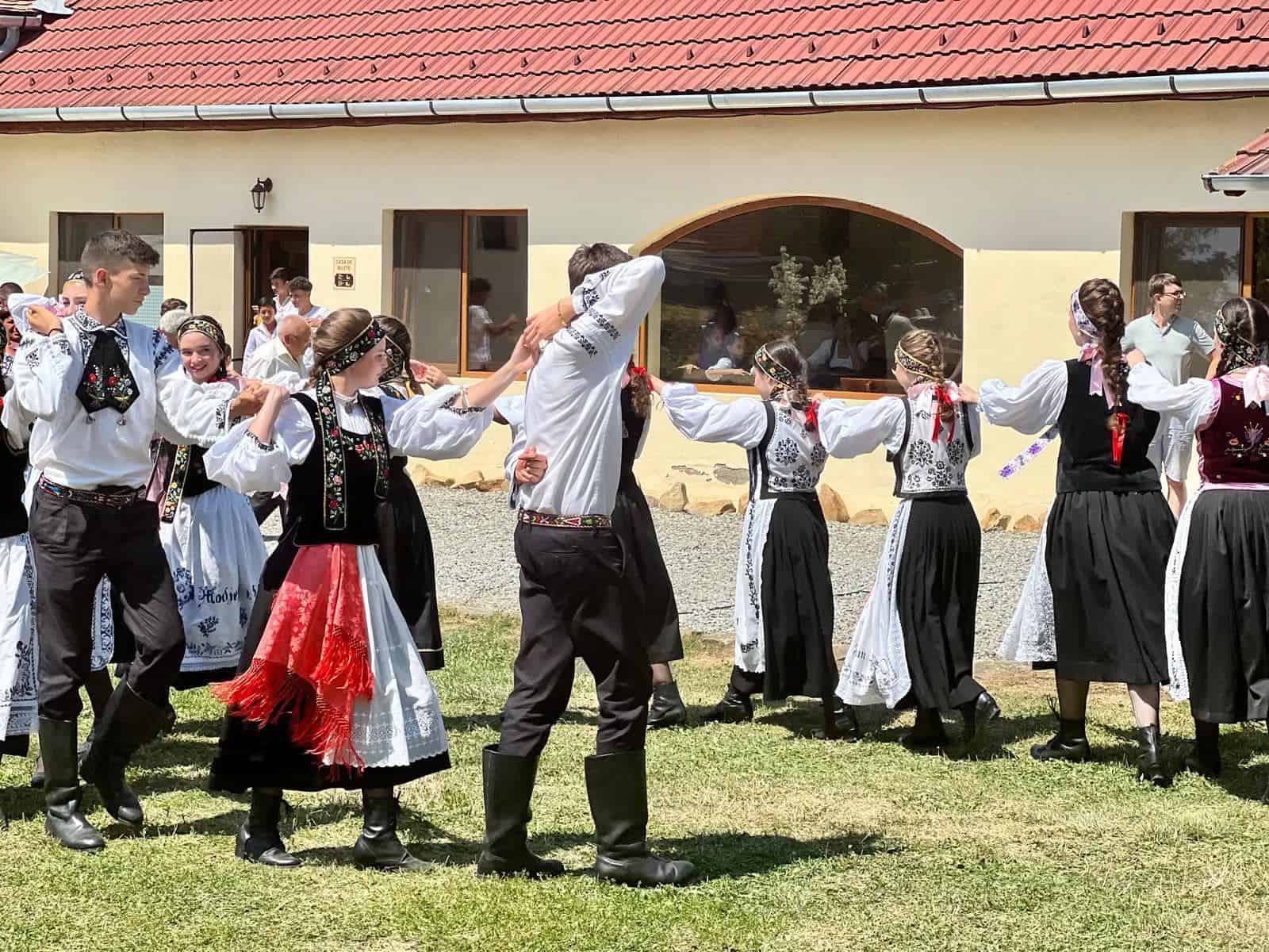 zeci de tineri în costume săseși au sărbătorit „kronenfest” la cârța (foto)