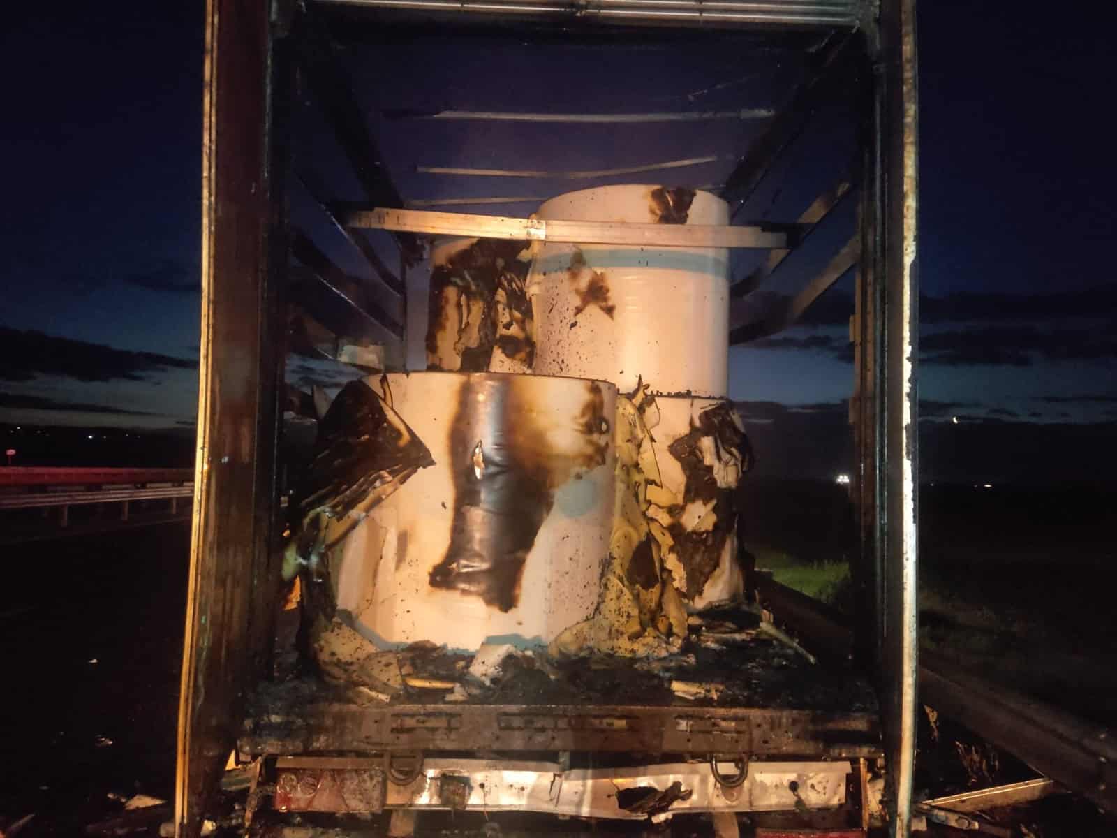incendiul la un tir din turcia plin cu hârtie pe autostrada sibiu - deva (foto)