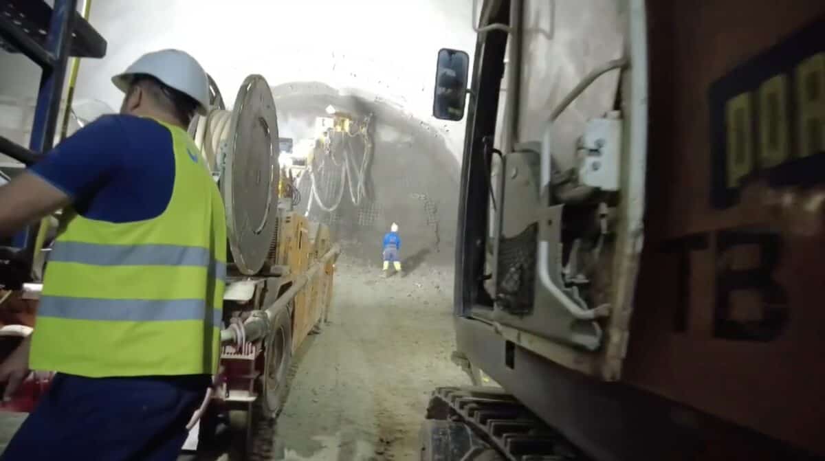 noi imagini cu lucrările la tunelul de pe autostrada sibiu-pitești, finalizate în proporție de aproximativ 40 la sută