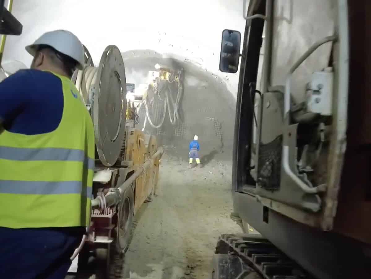noi imagini cu lucrările la tunelul de pe autostrada sibiu-pitești, finalizate în proporție de aproximativ 40 la sută