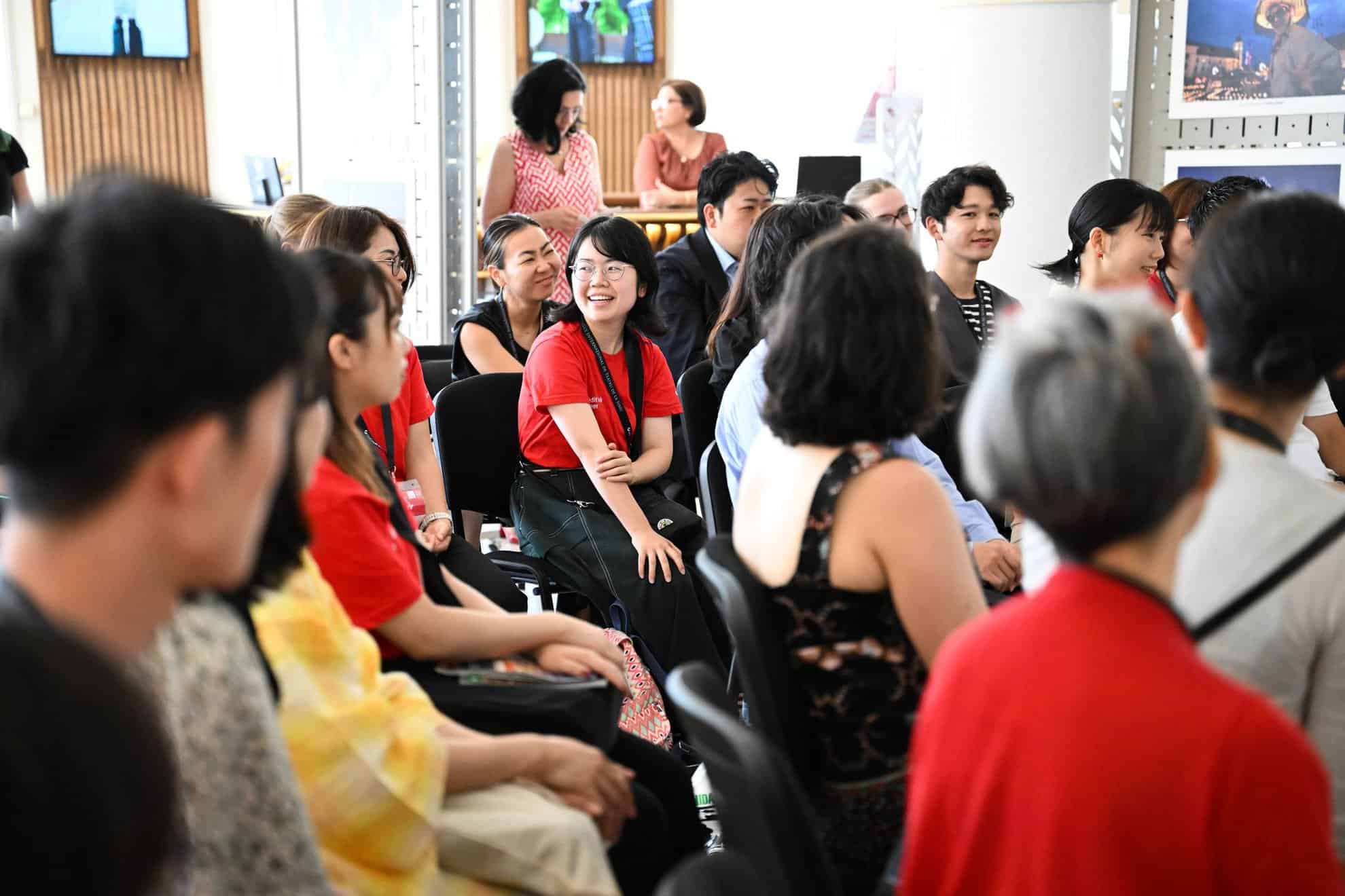 voluntari din japonia, sua, turcia și franța la festivalul internațional de teatru de la sibiu