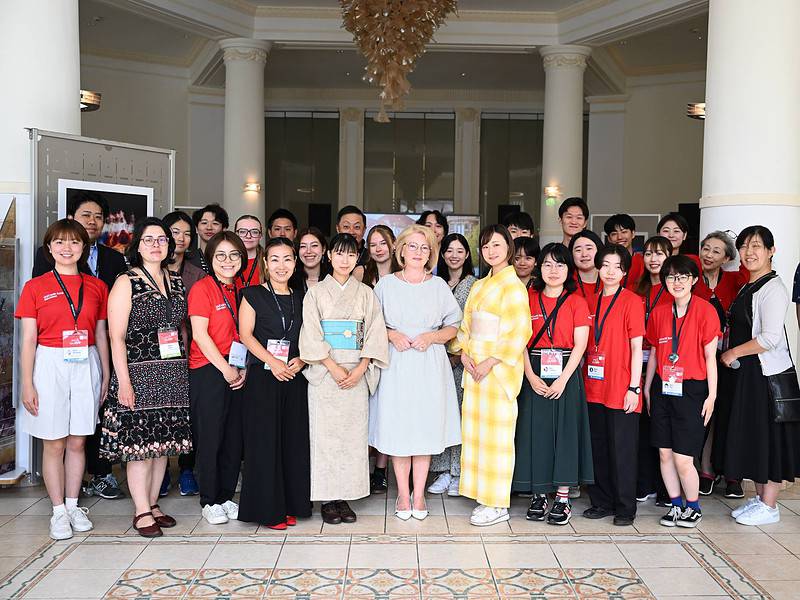 voluntari din japonia, sua, turcia și franța la festivalul internațional de teatru de la sibiu