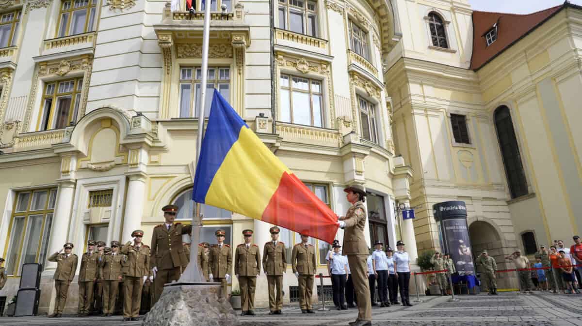 Înaltpreasfinţitul Laurenţiu a participat la ceremonia de arborare a Drapelului Naţional în Piaţa Mare din Sibiu (foto)