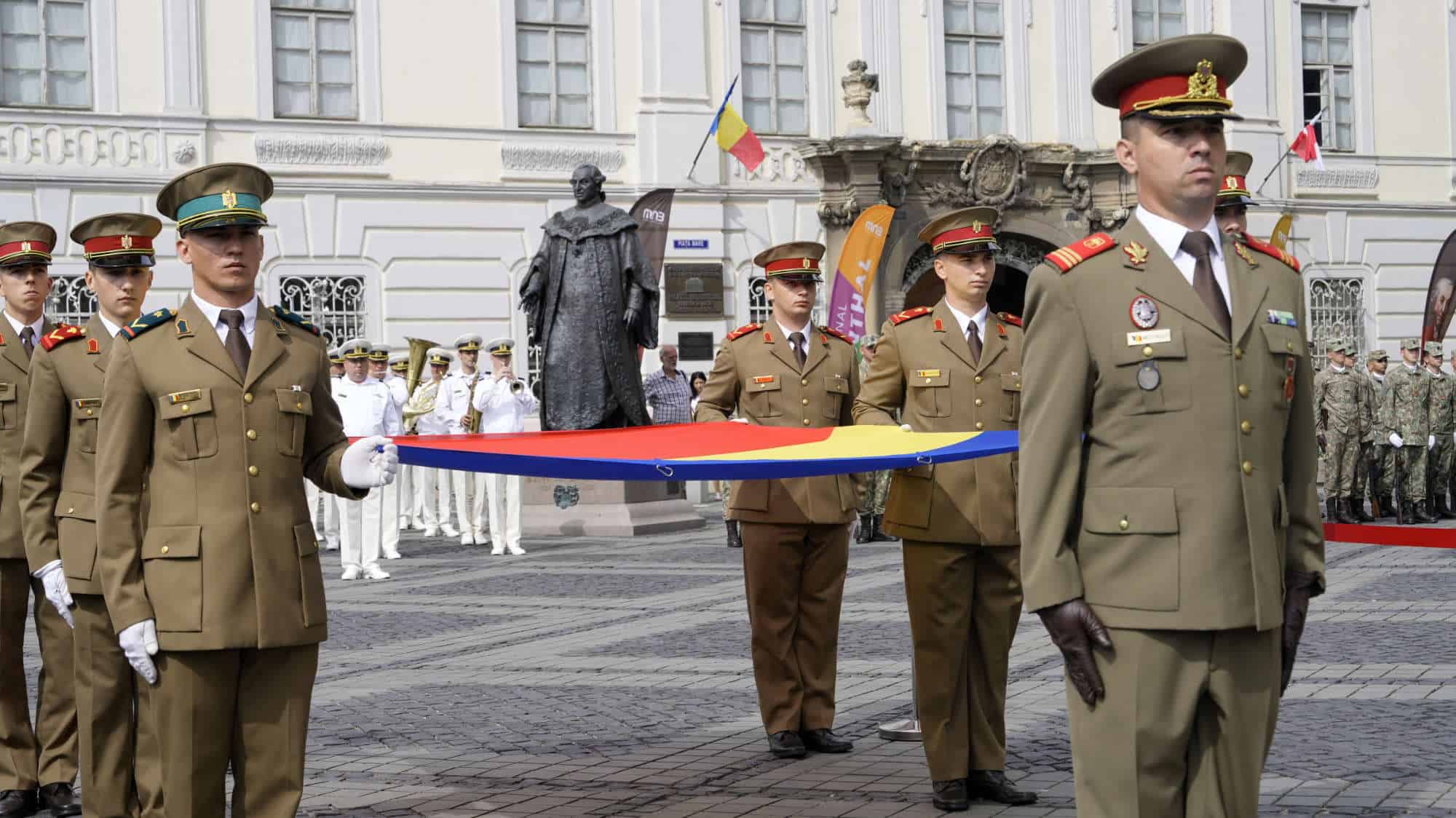 Înaltpreasfinţitul Laurenţiu a participat la ceremonia de arborare a Drapelului Naţional în Piaţa Mare din Sibiu (foto)