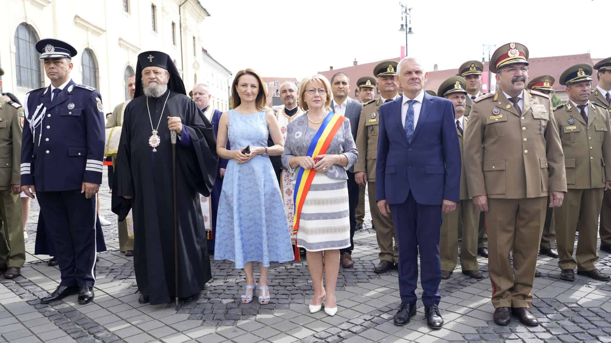 Înaltpreasfinţitul Laurenţiu a participat la ceremonia de arborare a Drapelului Naţional în Piaţa Mare din Sibiu (foto)