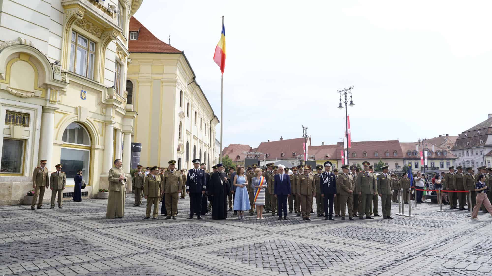 Înaltpreasfinţitul Laurenţiu a participat la ceremonia de arborare a Drapelului Naţional în Piaţa Mare din Sibiu (foto)