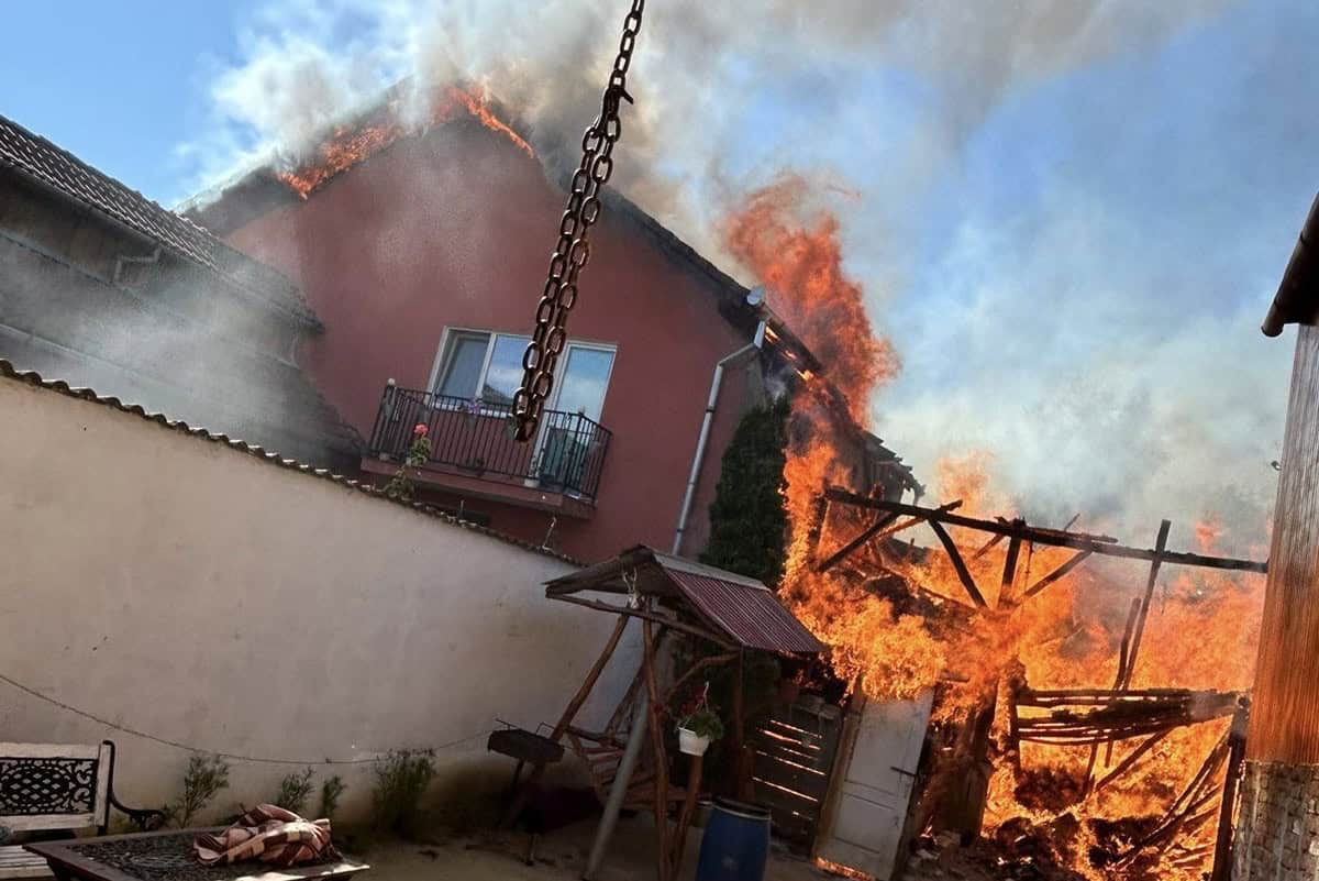 casă și două anexe cuprinse de flăcări într-o gospodărie din cașolt (foto)