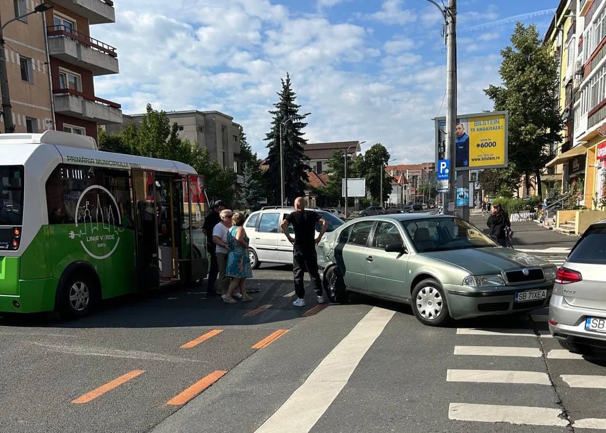 accident între un autobuz plin cu călători și o mașină mică, pe calea dumbrăvii