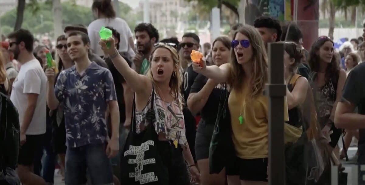 Localnicii din Barcelona protestează împotriva turismului în masă stropind turiștii cu apă (video)