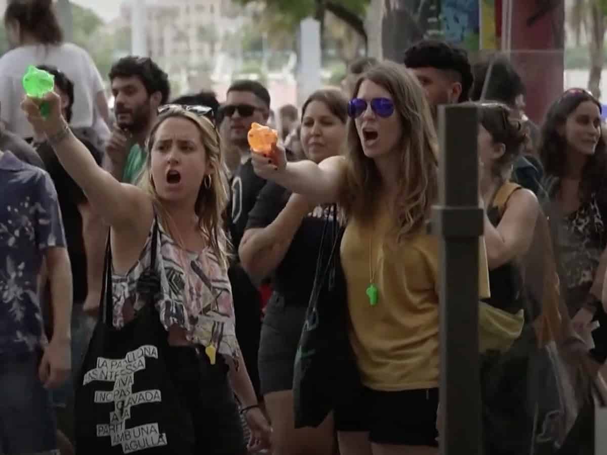 localnicii din barcelona protestează împotriva turismului în masă stropind turiștii cu apă (video)